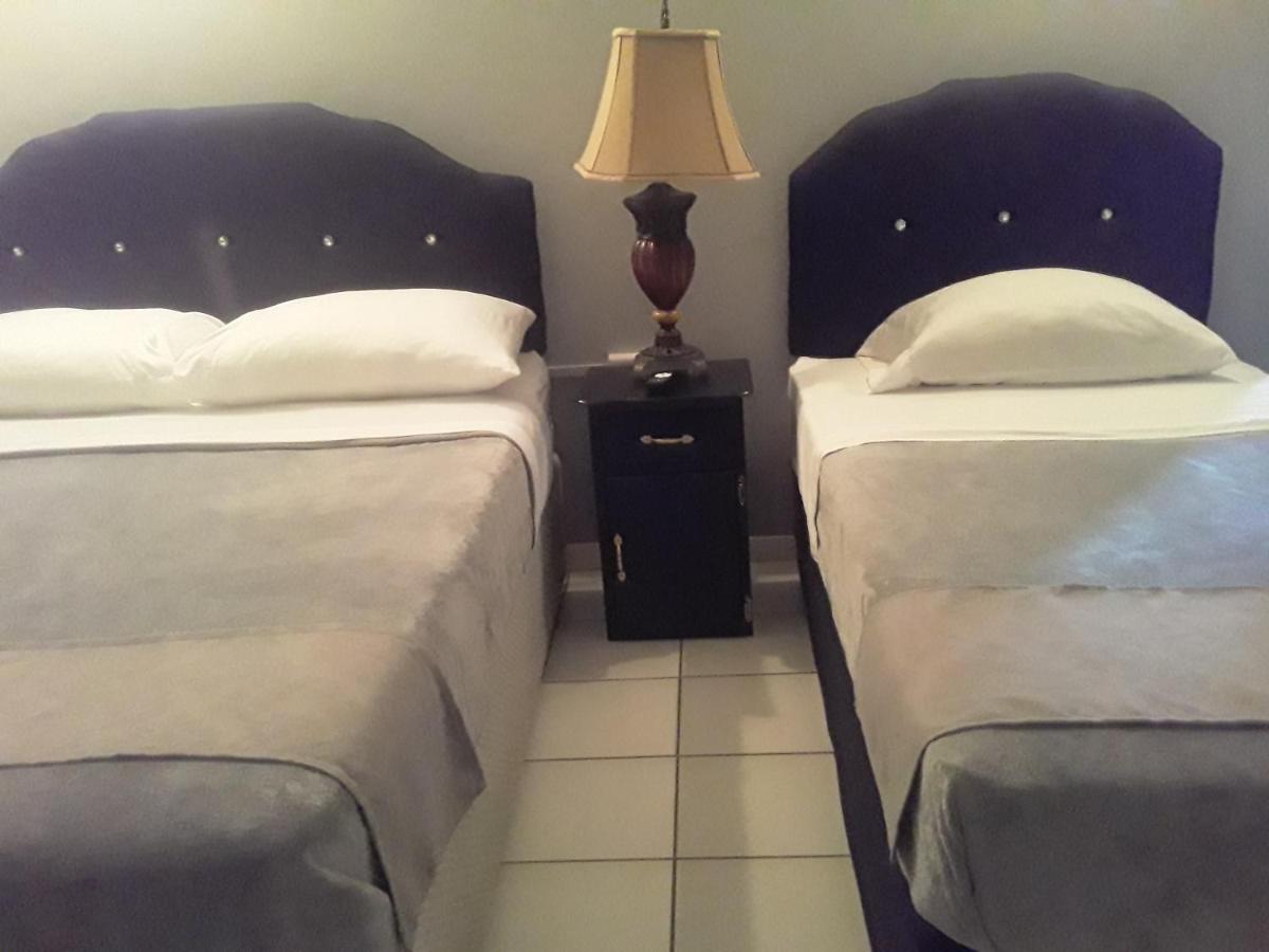 Derick'S Inn Piarco 외부 사진